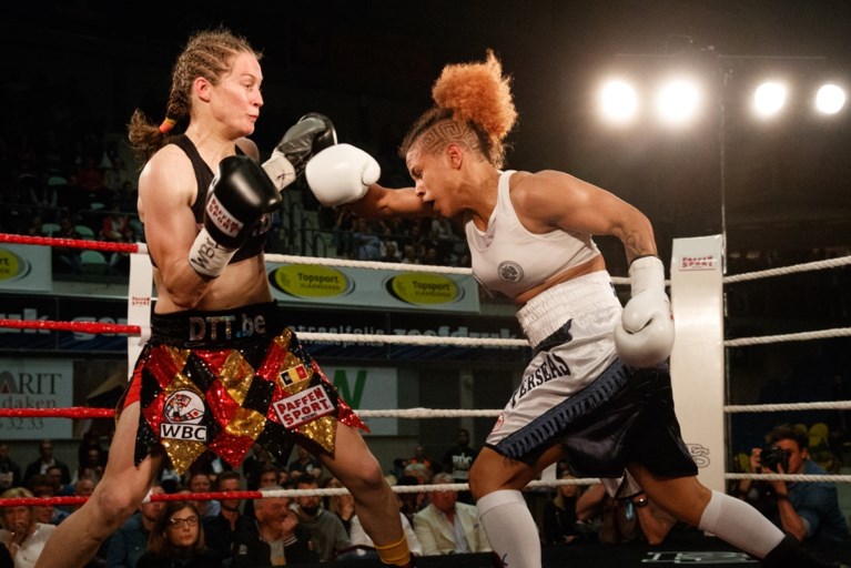 Delfine Persoon klopt ongeslagen “Black Mamba” en verlengt WBC-wereldtitel