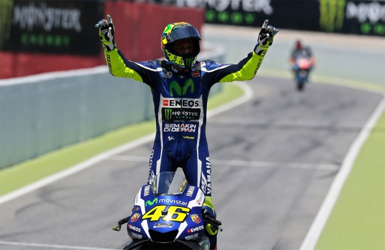 Valentino Rossi zegeviert in MotoGP van Catalonië