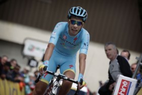 Contador dartelt naar zege in steile proloog