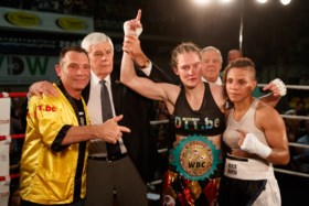 Delfine Persoon klopt ongeslagen “Black Mamba” en verlengt WBC-wereldtitel