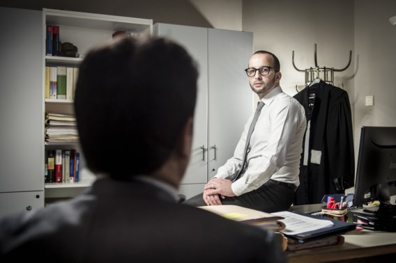 Hamid A., (niet frontaal in beeld), deed voor De Standaard zijn verhaal op het kantoor van zijn advocaat Abderrahim Lahlali (foto).