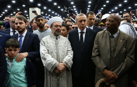 Boze Erdogan verlaat begrafenis Ali vroegtijdig 