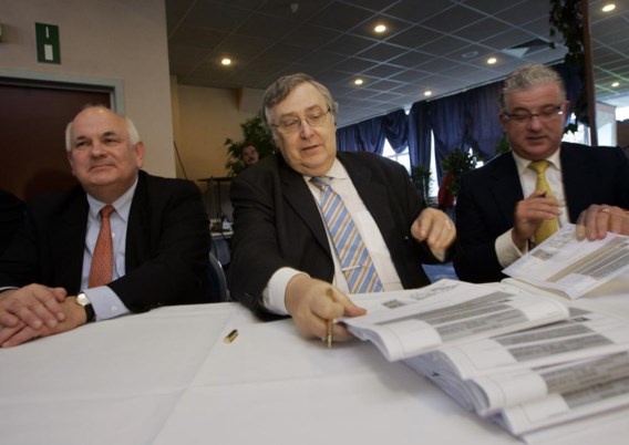 Ivan De Witte, Luc Van den Bossche en Jeroen Piqueur bij de persconferentie over het Ghelamco-stadion.