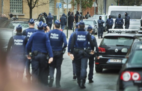 Brusselse agenten in actie in Molenbeek. Jambon wil de MR niet bruuskeren in de discussie rond een fusie van de Brusselse politiezones.