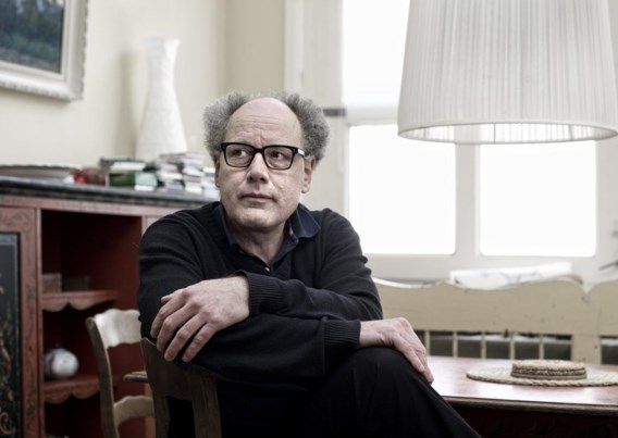 P.F. Thomése heeft geen spiegel nodig; in elk min of meer glanzend oppervlak ziet hij zichzelf.