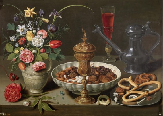 Een vaas met bloemen, een vergulde beker, amandelen, koekjes, wijn en een tinnen kan: dit is Clara Peeters op haar best. Het lijkt alsof de voorwerpen nonchalant op tafel zijn gelegd, maar in werkelijkheid gaat het om een vernuftige compositie. Op de beker en de kan schilderde ze zeven keer haar zelfportret.