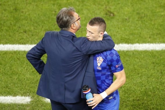 Bondscoach Ante Cacic omhelst Perisic, na zijn glansprestatie tegen Spanje.