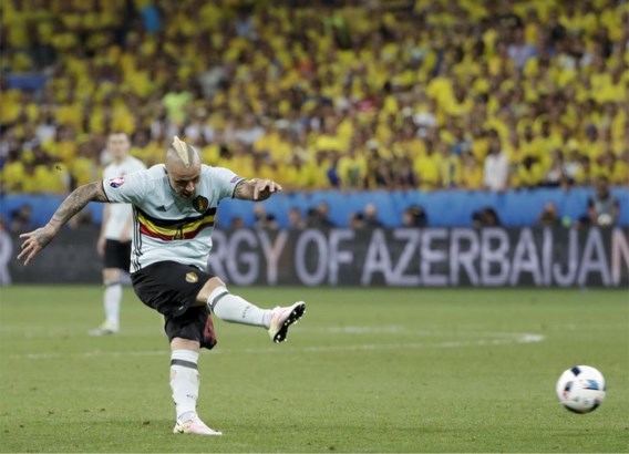 Radja Nainggolan breekt de ban met een knap afstandsschot. De Rode Duivels stoten door naar de achtste finales, waarin ze het opnemen tegen Hongarije.