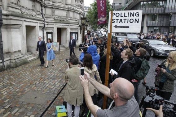 <p>David Cameron en zijn echtgenote gaan stemmen, hier in Londen.<span class="credit">ap</span></p>