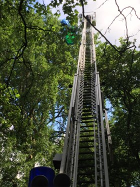 Allereerste parachutesprong gaat goed, behalve de landing