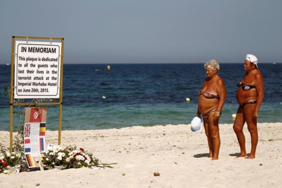 <p>Een gedenkteken op het strand van Sousse voor de 38 slachtoffers die werden vermoord op 26 juni 2015.<span class="credit">reuters </span></p>