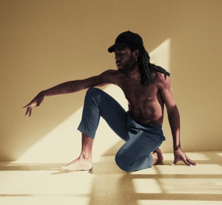 Dev Hynes schuwt het raciale thema niet.