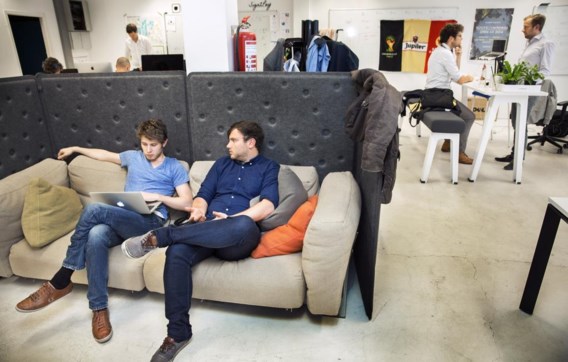 Incubatoren en acceleratoren, zoals Idealabs in Antwerpen, bieden start-ups een werkplek en coaching.