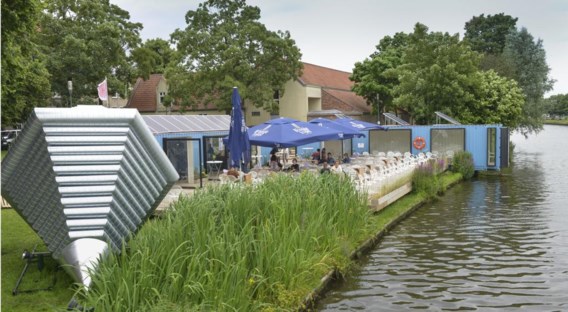 ‘De locatie is uitstekend: het café en terras zijn goed zichtbaar en de ligging aan het water is een troef’, klinkt het.