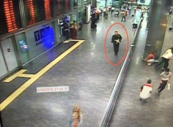 Op bewakingsbeelden is te zien hoe één van de daders door de inkomhal van de luchthaven loopt.