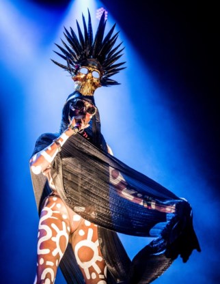 Grace Jones: 68 en kicking.