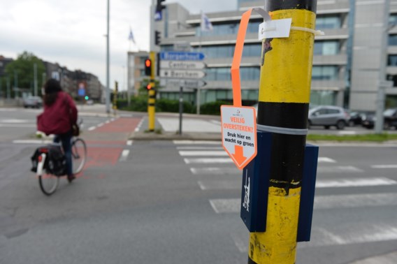 Om groen te krijgen, moeten voetgangers het aanvragen via een drukknop.