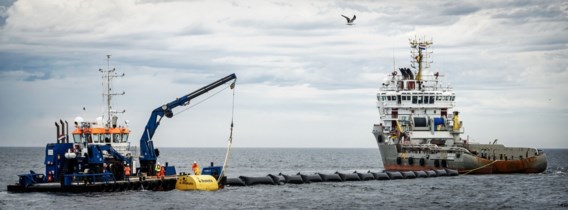 Het prototype van The Ocean Cleanup ligt voor de kust van Scheveningen.