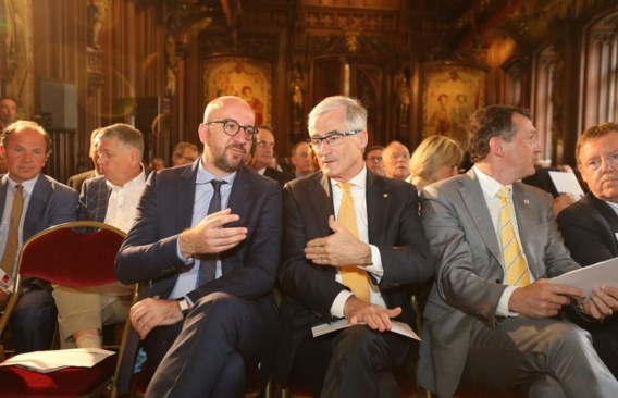 Charles Michel en Geert Bourgeois hebben iets uit te praten.