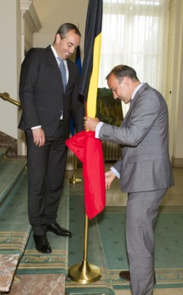 De nabije burgemeesters Christophe Dister en Tim Vandenput soigneren de Belgische vlag.