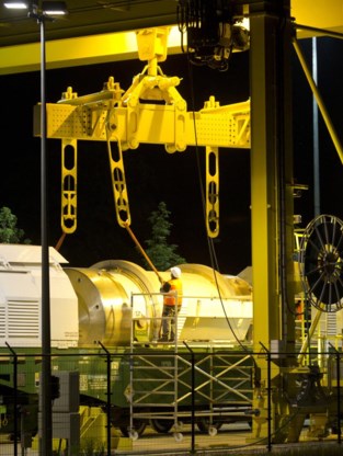 Een trein met radioactief afval wordt gecontroleerd in het station van Mol.
