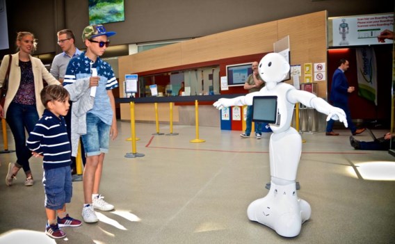 De robot Pepper ontvangt reizigers.