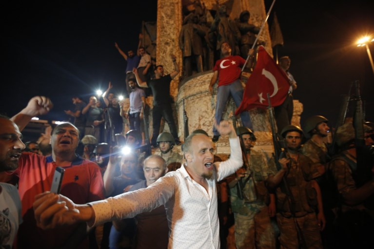Turken komen massaal op straat om Erdogan of leger te steunen