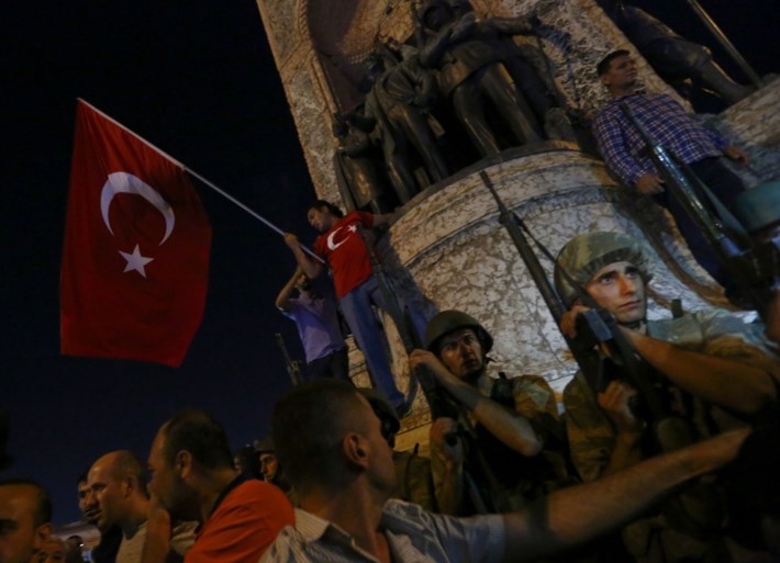 Turken komen massaal op straat om Erdogan of leger te steunen