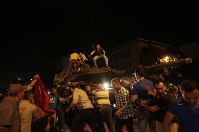 Turken komen massaal op straat om Erdogan of leger te steunen