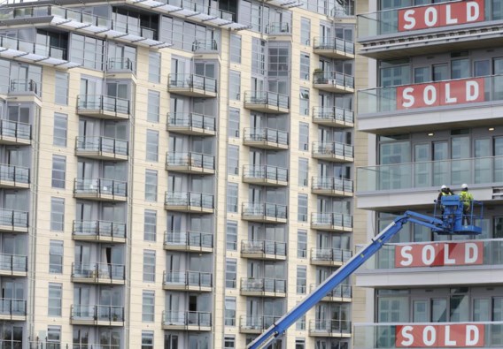 Bouwvakkers leggen de laatste hand aan een appartementencomplex in West-Londen. De prijzen van nieuwe woningen waren sinds 2007 met 62 procent gestegen.