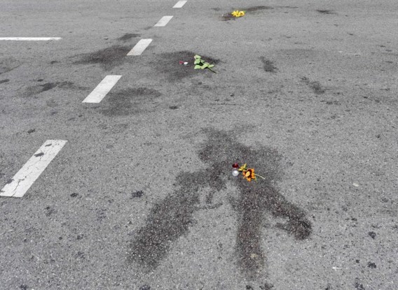 Bloemen op de plaatsen waar mensen bij de dodelijke raid op de Promenade des Anglais in Nice het leven lieten.