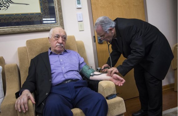 Fethullah Gülen laat thuis zijn bloeddruk meten, de dag na de couppoging in Istanbul. Gülen ontving toen de pers in zijn woning in de VS.