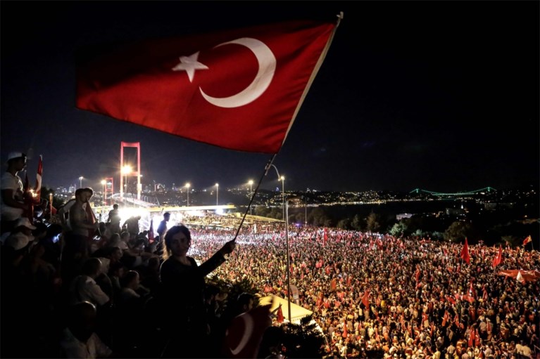Turken demonstreren eensgezind voor democratie 