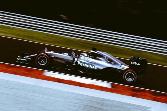 Lewis Hamilton zegeviert tijdens GP van Hongarije