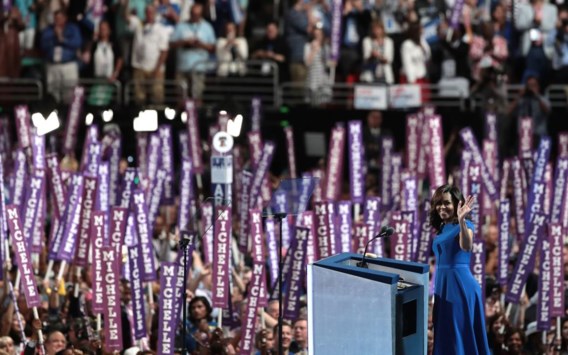 ‘Door Hillary Clinton vinden mijn dochters het vandaag vanzelfsprekend dat een vrouw president van de VS kan worden’, zei first lady Michelle Obama.