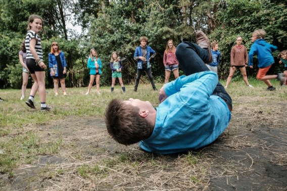 Minister van Cultuur Sven Gatz geeft het goede voorbeeld: er is niets mis met lekker vuil worden.
