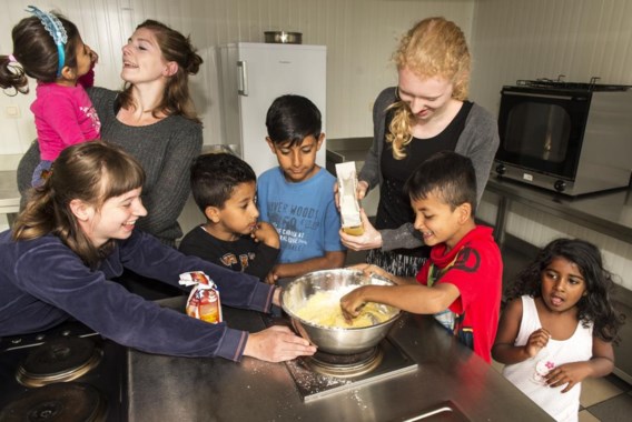 Het deeg maken was geen probleem, de cupcakes bakken lukte niet. ‘Maar wat we ook doen, we maken altijd plezier.’
