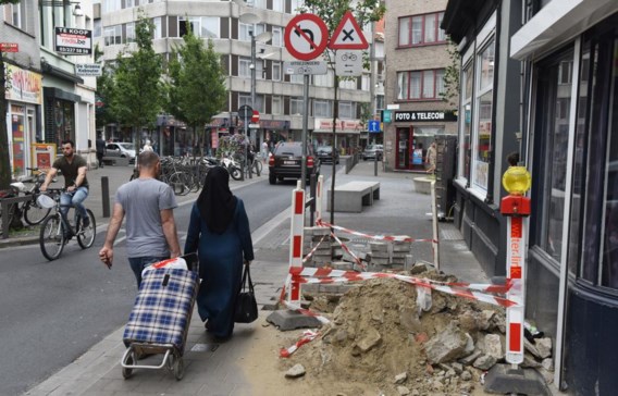 Niet alleen wegenwerken, maar ook vuilniszakken en fietsen belemmeren vaak de weg voor minder mobiele mensen op de stoep.