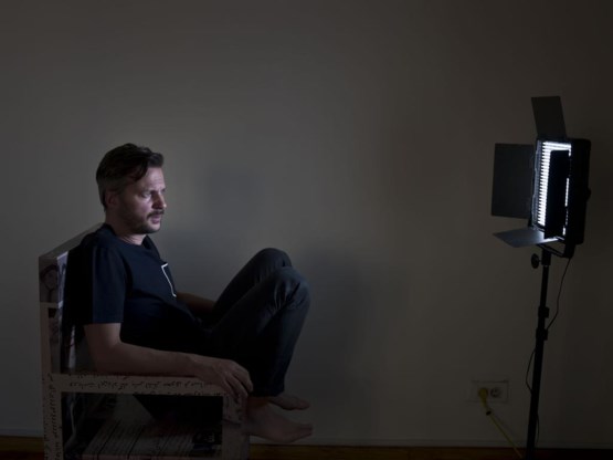 Voor dit interview portretteerde Newsha Tavakolian haar echtgenoot bij hen thuis in Teheran. ‘Maar dat ging niet zo goed’, lacht Erdbrink. ‘Ik was ook ziek die dag.’