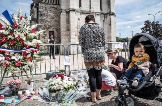 Aan de kerk waar pastoor Jacques Hamel werd vermoord, wordt gerouwd.