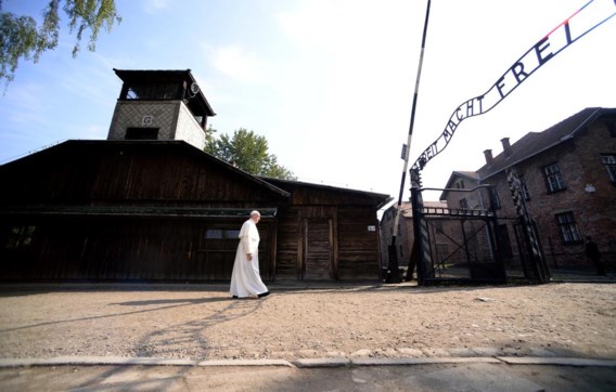 Alleen en in stilte heeft paus Franciscus het voormalige naziconcentratiekamp Auschwitz in het Poolse Oswiecim bezocht. Duidelijk onder de indruk stapte hij het kamp binnen waar tijdens de Tweede Wereldoorlog meer dan een miljoen mensen werden vermoord. De paus bad er voor de slachtoffers van de Holocaust en vroeg aan God ‘vergiffenis voor zoveel wreedheden’. Aan de ‘dodenmuur’ brandde hij een kaars. Nadien ontmoette hij Holocaust-overlevenden.Het bezoek was geen primeur: paus Johannes Paulus II, zelf een Pool, en paus Benedictus XVI deden het Franciscus voor. De paus brengt een vijfdaags bezoek aan Polen naar aanleiding van de Wereldjongerendagen, waaraan bijna anderhalf miljoen jongeren van over de hele wereld deelnemen.