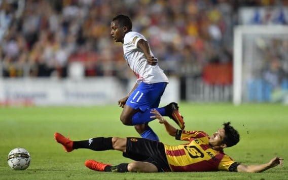 José Izquierdo dribbelt zich voorbij verdediger Xavier Chen. De Colombiaan in bloedvorm zette Club Brugge op weg naar een makkelijke zege.