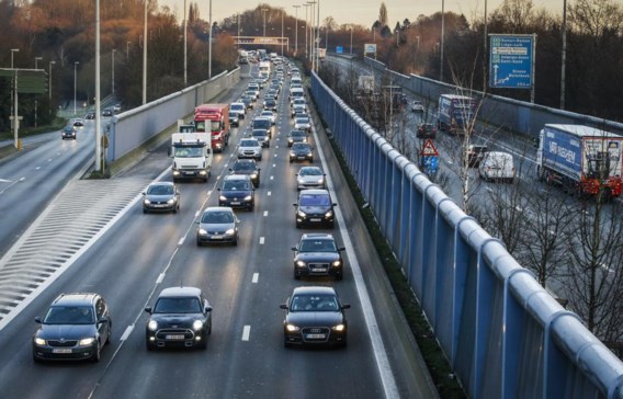 De doorstroming van het verkeer op de Brusselse ring moet verbeteren door nieuwe markeringen.