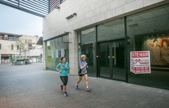 Een groot deel van het Julianus Shopping Center staat leeg. De eigenaar biedt nu twee jaar gratis huur aan.