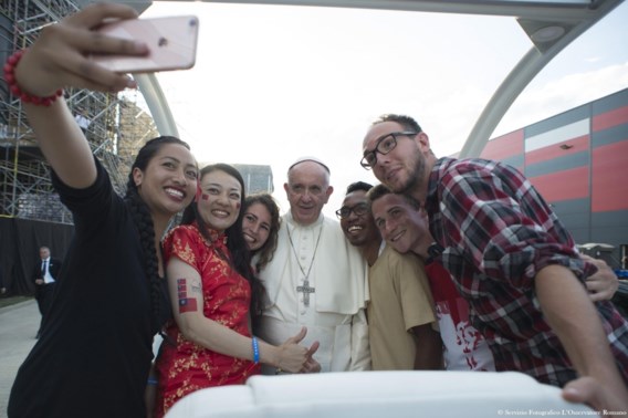 Paus tegen jongeren: ‘Geluk vind je niet op de sofa’