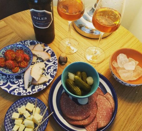 Zoute en droge hapjes zijn een veilige keuze voor picknicks. Verse kazen zijn te mijden, net zoals pastasalades en rijst.