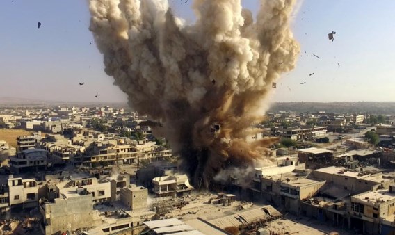 Een felle rookpluim stijgt op nadat rebellen een tunnel hebben opgeblazen onder een militair hoofdkwartier van het Syrische regime in Aleppo. Links onderaan: reddingswerkers snellen toe na een Russisch bombardement in een woonwijk.