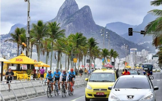 Het Belgische kwintet – Gilbert, Van Avermaet, Wellens, De Plus en Pauwels – traint langs de Copacabana.