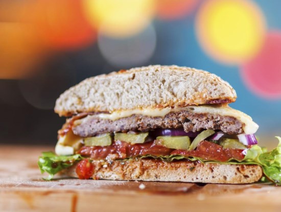 Rechts ziet u een gewone vleesburger, links burgers gemaakt van meelwormen.