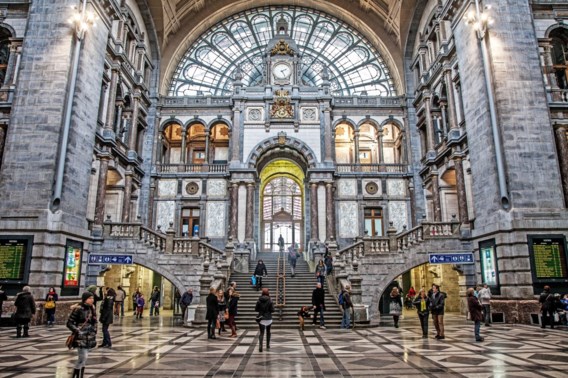 Verdacht pakket Antwerpen-Centraal blijkt vergeten koffer ...